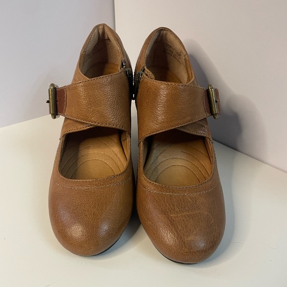 Clarks Tan Leather Women's Flats - Picture 1 of 6